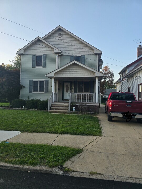12602 Bennington Ave in Cleveland, OH - Foto de edificio