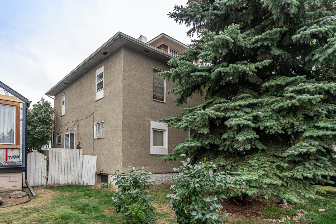 7511 112 Av NW in Edmonton, AB - Building Photo