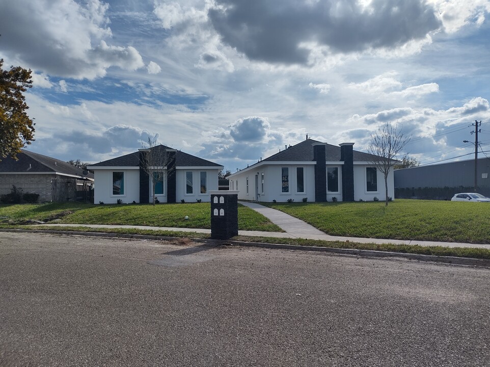 2000 Angus St in Mission, TX - Building Photo