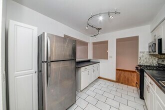 5300 Carriage Way Dr in Rolling Meadows, IL - Building Photo - Building Photo