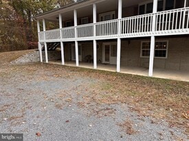 2289 Potomac Rd in Berkeley Springs, WV - Building Photo