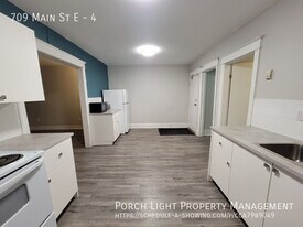 709 Main St E in Hamilton, ON - Building Photo