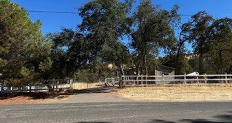 13600 Pino Ct in La Grange, CA - Building Photo