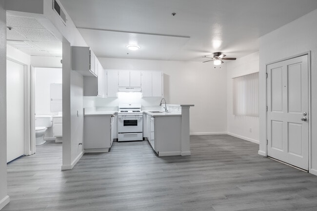 Highland Villas Apartments in Los Angeles, CA - Building Photo - Interior Photo