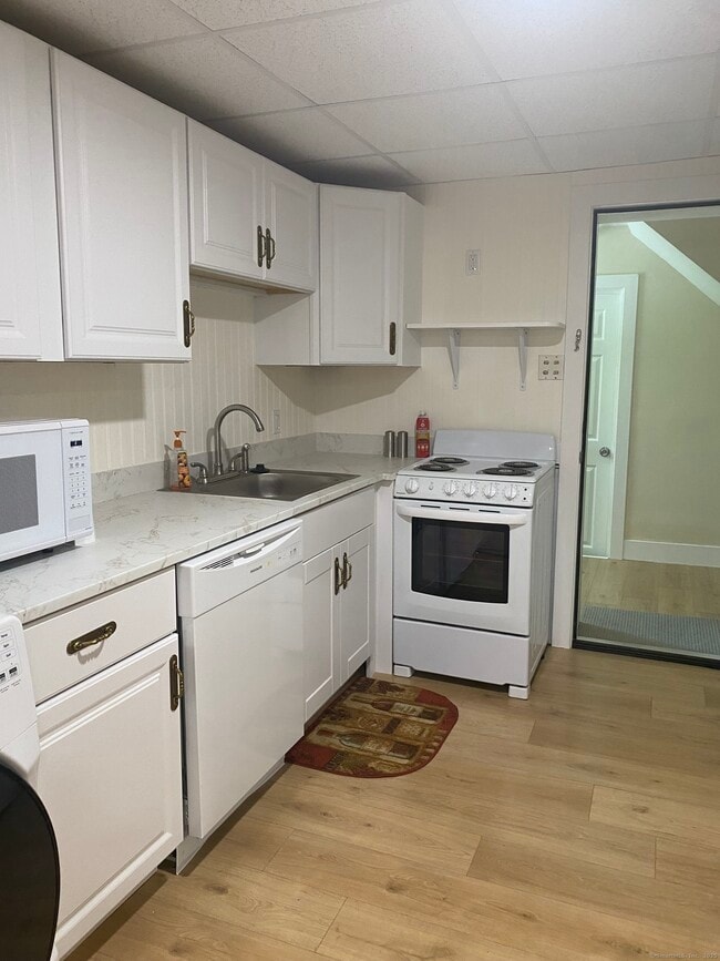 4 Cove View Dr in Waterford, CT - Building Photo - Building Photo