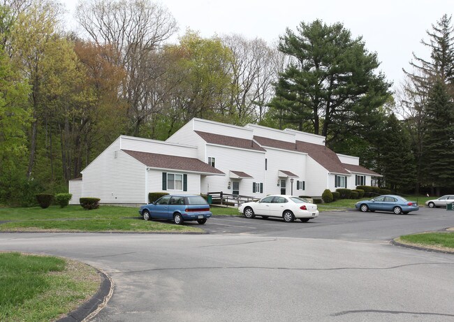 Highland Village in Ware, MA - Foto de edificio - Building Photo