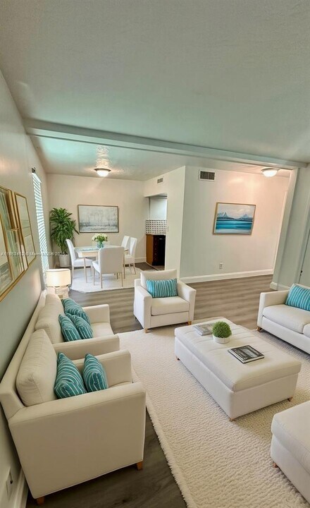 7003 NW 63rd St in Tamarac, FL - Building Photo