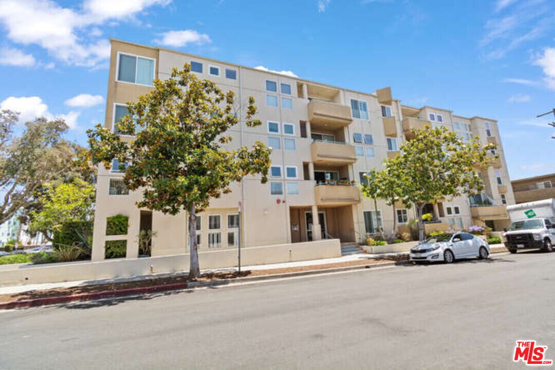 10790 Rose Ave in Los Angeles, CA - Building Photo