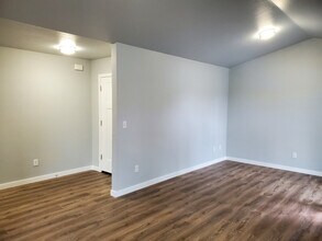 220 Cheryl Ln in Phoenix, OR - Foto de edificio - Building Photo