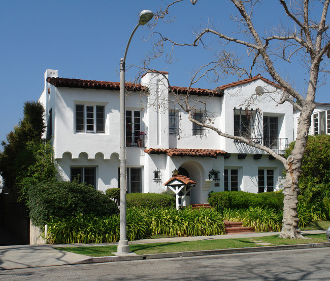 9915 Robbins Dr in Beverly Hills, CA - Foto de edificio - Building Photo