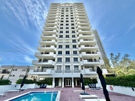 6422 Collins Ave in Miami Beach, FL - Building Photo