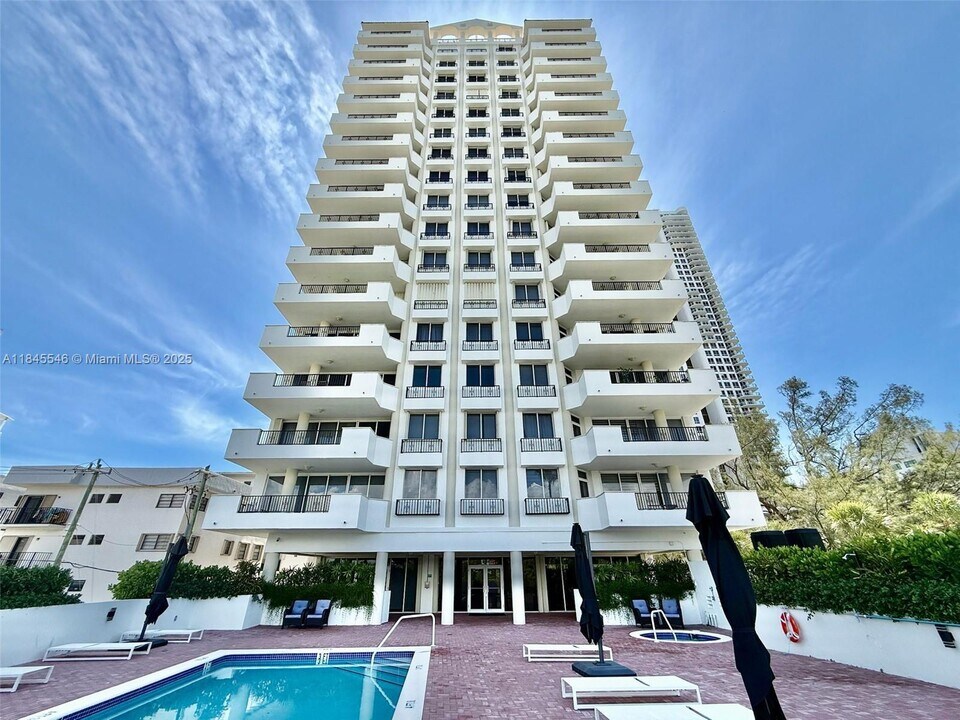 6422 Collins Ave in Miami Beach, FL - Building Photo