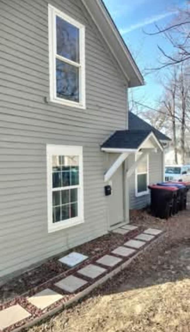 109 E North St, Unit Upstairs in Warrensburg, MO - Building Photo - Building Photo