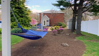 Edgewood Court in Chicopee, MA - Foto de edificio - Building Photo