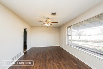 2713 S Carrier Pkwy in Grand Prairie, TX - Foto de edificio - Building Photo