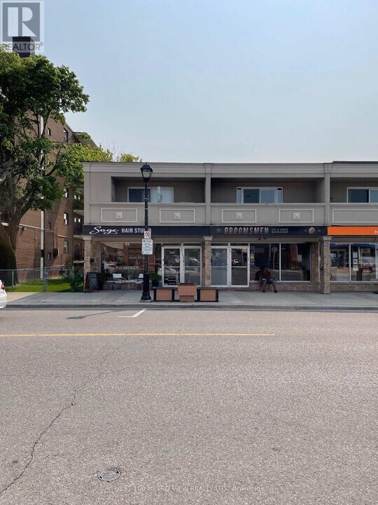 186 A Queen St S in Mississauga, ON - Building Photo