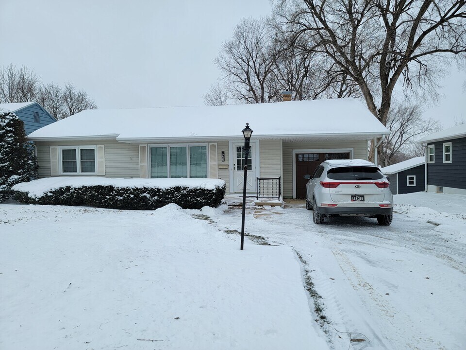 821 4th Ave SE in Le Mars, IA - Building Photo