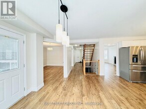 28 Shalom Way in Barrie, ON - Building Photo - Building Photo