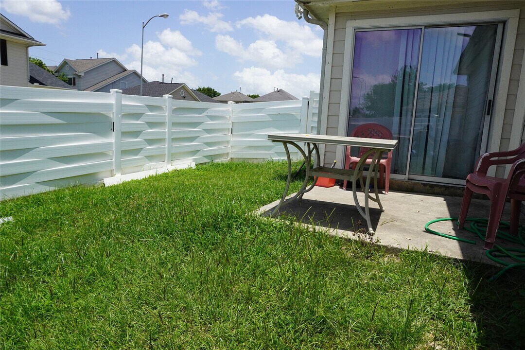 1120 Verde Trails Dr in Houston, TX - Foto de edificio