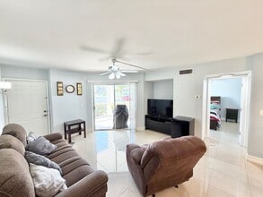 150 Santa Clara Dr in Naples, FL - Foto de edificio - Building Photo