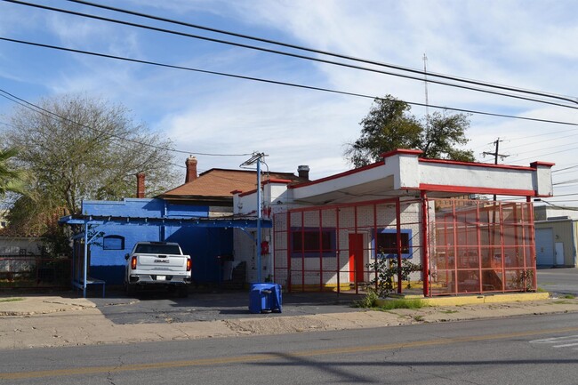 1416 Victoria St in Laredo, TX - Building Photo - Building Photo