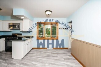 W242N6591 Spruce St in Sussex, WI - Foto de edificio - Building Photo
