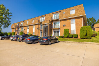 Royal Villa Apartments in Erie, PA - Building Photo - Building Photo