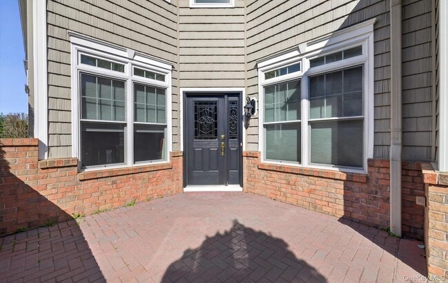 702 Equestrian Way in Westbury, NY - Building Photo - Building Photo