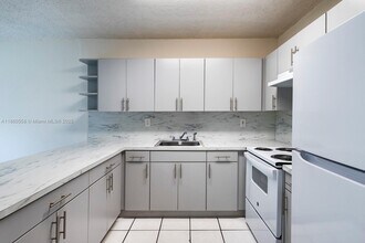 11501 NW 2nd St in Miami, FL - Foto de edificio - Building Photo