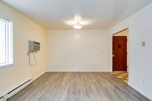 Niche Carrollton in Saginaw, MI - Building Photo