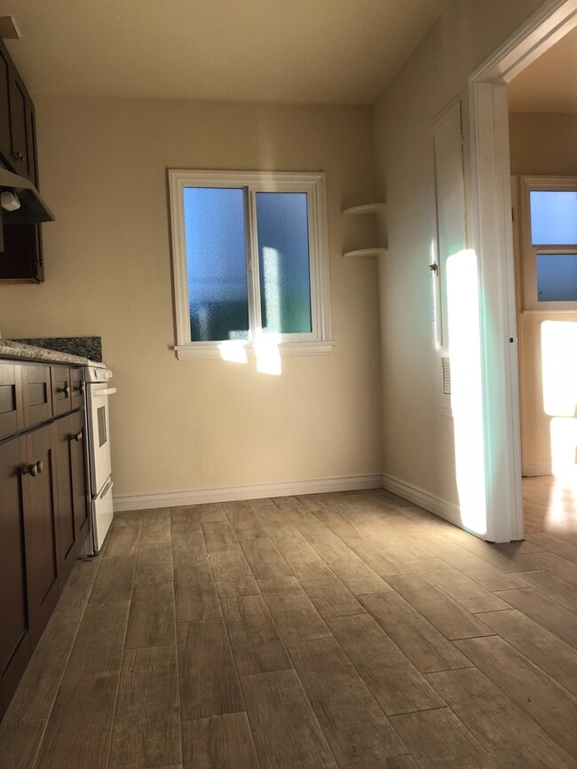 304 E Valencia Ave in Burbank, CA - Building Photo - Building Photo