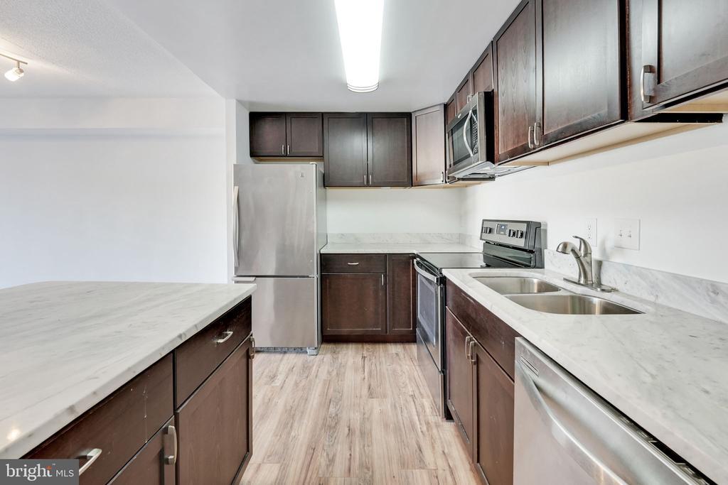 6300 Stevenson Ave in Alexandria, VA - Building Photo