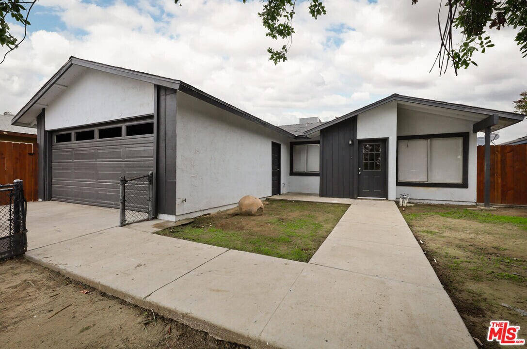 1040 Iris St in Wasco, CA - Building Photo