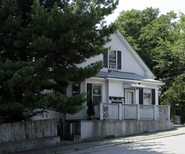 16 Chestnut Hill Ave in Cranston, RI - Building Photo - Building Photo