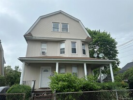 149 Washburn Ave in Freeport, NY - Building Photo