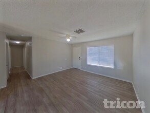 4020 Maple Hill Rd in Las Vegas, NV - Foto de edificio - Building Photo