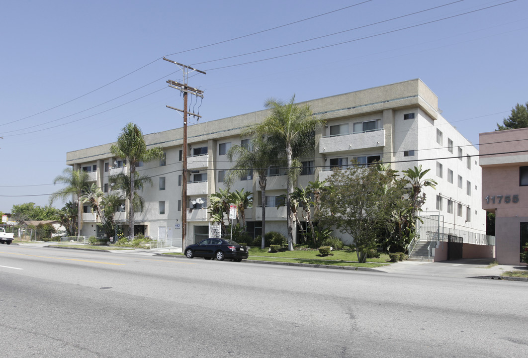 Victory Palms Apartments in North Hollywood, CA - Building Photo