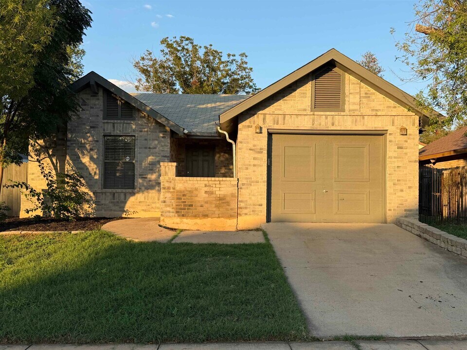 8704 Puerto Isabel in Laredo, TX - Building Photo