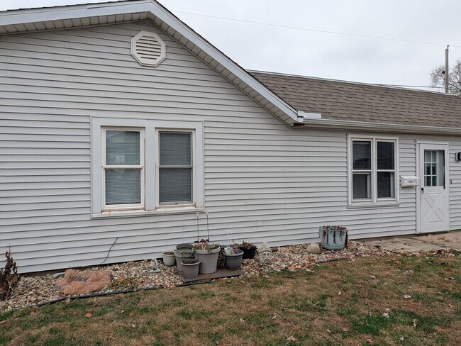 1204 S 13th St, Unit 1204 1/2 in Pekin, IL - Foto de edificio - Building Photo