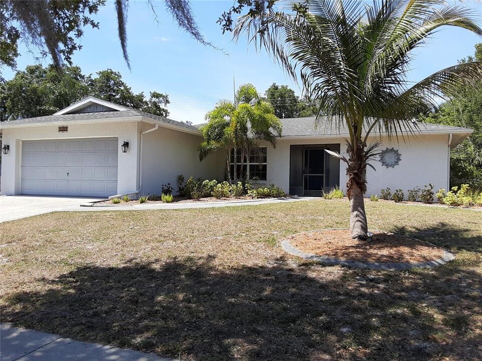 5619 Colonial Oaks Blvd in Sarasota, FL - Building Photo