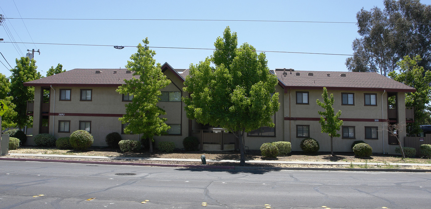 3690 Willow Pass Rd in Concord, CA - Building Photo