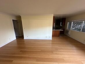 1154 S Barrington Ave, Unit 102 in Los Angeles, CA - Foto de edificio - Building Photo