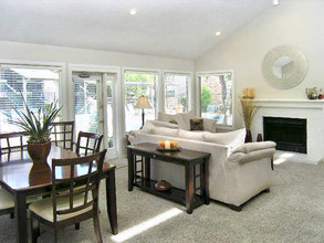 Foxfire Apartments in Mission, KS - Foto de edificio - Interior Photo