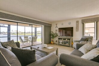 3722 SE 12th Ave in Cape Coral, FL - Building Photo - Building Photo