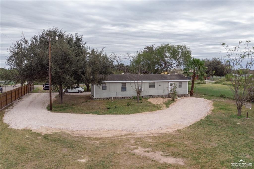 1221 S Cesar Chavez Rd in Edinburg, TX - Foto de edificio