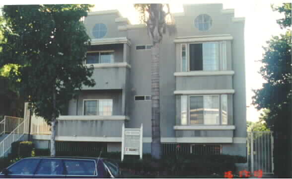 5709 Kester Ave in Van Nuys, CA - Building Photo - Building Photo