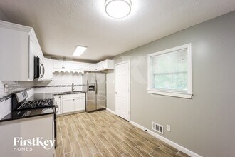 743 Oak Dr in Riverdale, GA - Foto de edificio - Building Photo