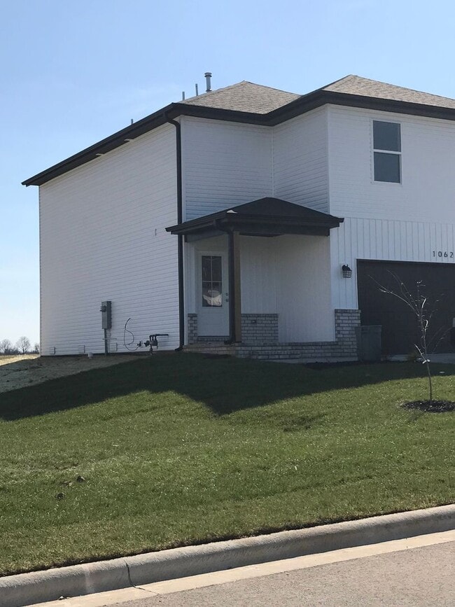 1062 W Holly St in Republic, MO - Building Photo - Building Photo