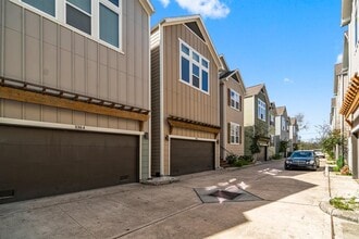 3362 Pinemont Dr in Houston, TX - Building Photo - Building Photo
