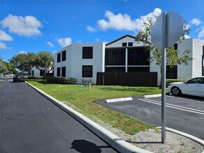 216 Lake Pointe Dr in Oakland Park, FL - Building Photo - Building Photo